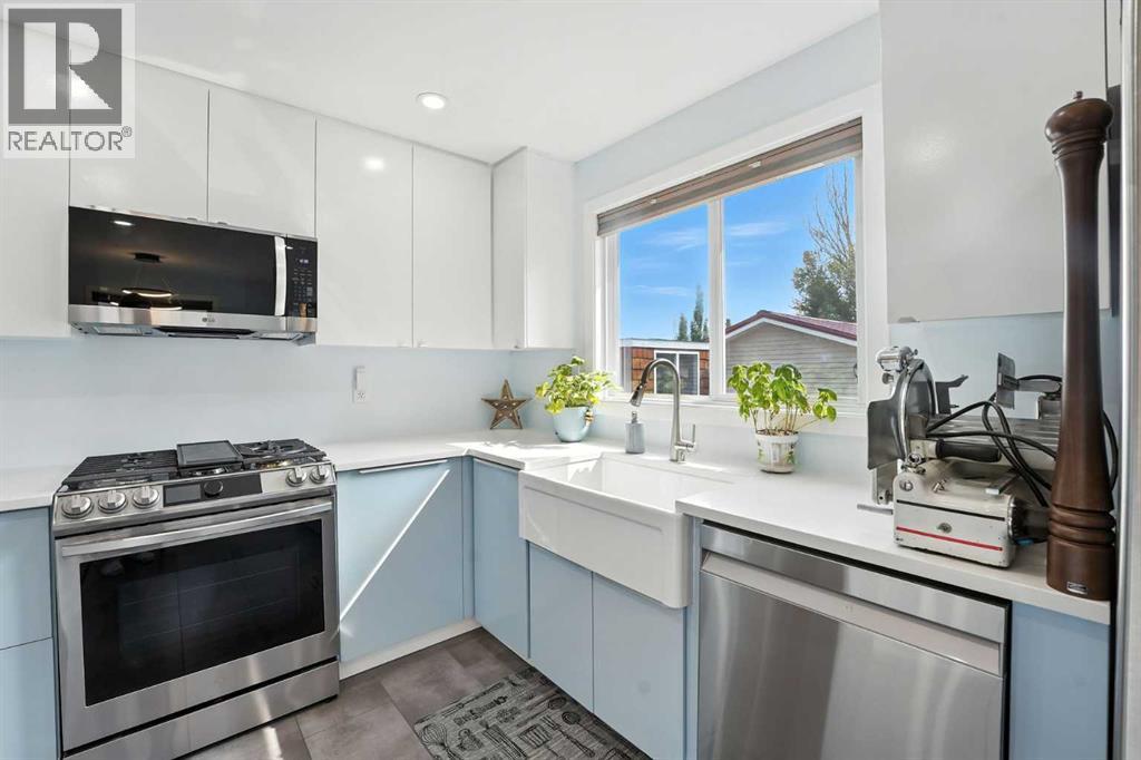 Single Family House Bi-level for Sale in  Hunterbrook Road NW Huntington Hills Calgary 