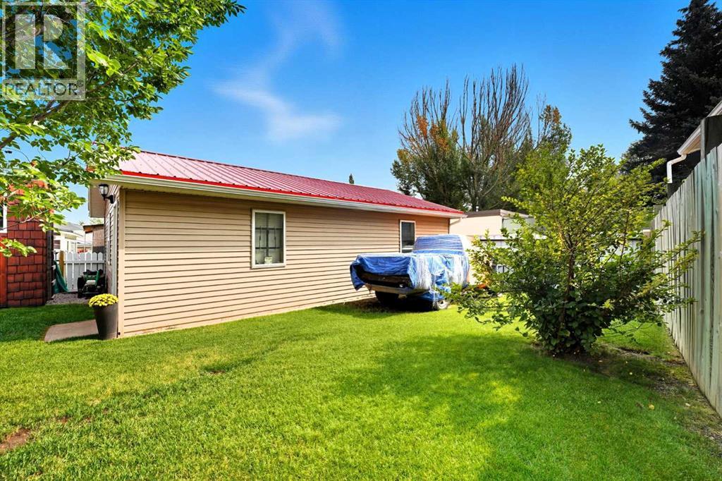 Single Family House Bi-level for Sale in  Hunterbrook Road NW Huntington Hills Calgary 