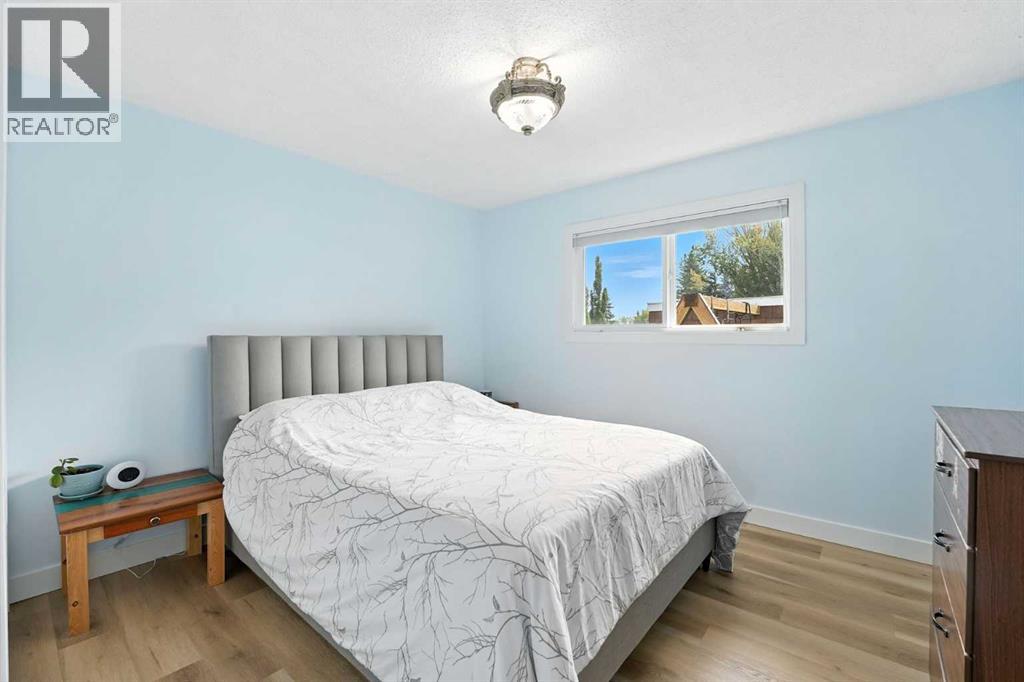 Single Family House Bi-level for Sale in  Hunterbrook Road NW Huntington Hills Calgary 