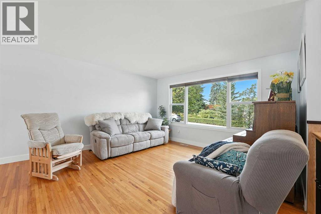 Single Family House Bi-level for Sale in  Hunterbrook Road NW Huntington Hills Calgary 