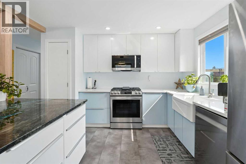 Single Family House Bi-level for Sale in  Hunterbrook Road NW Huntington Hills Calgary 