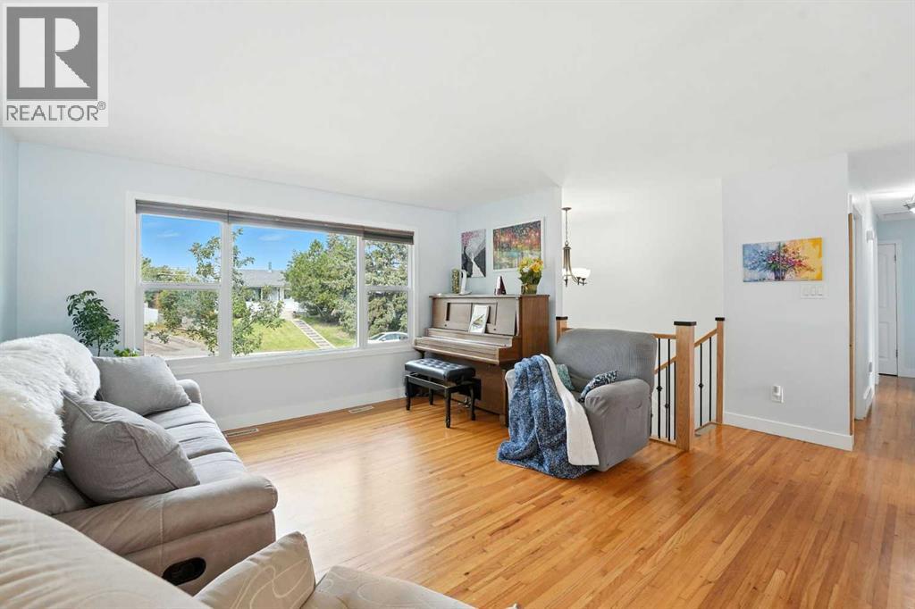 Single Family House Bi-level for Sale in  Hunterbrook Road NW Huntington Hills Calgary 