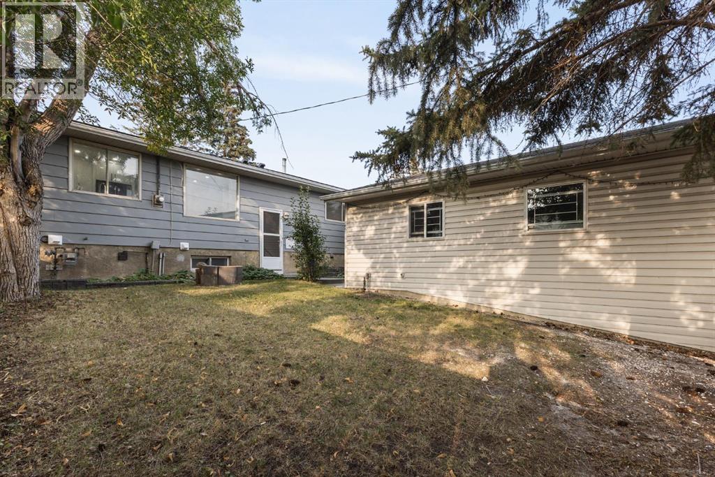 Single Family House Bungalow for Sale in  Doverthorn Road SE Dover Calgary 