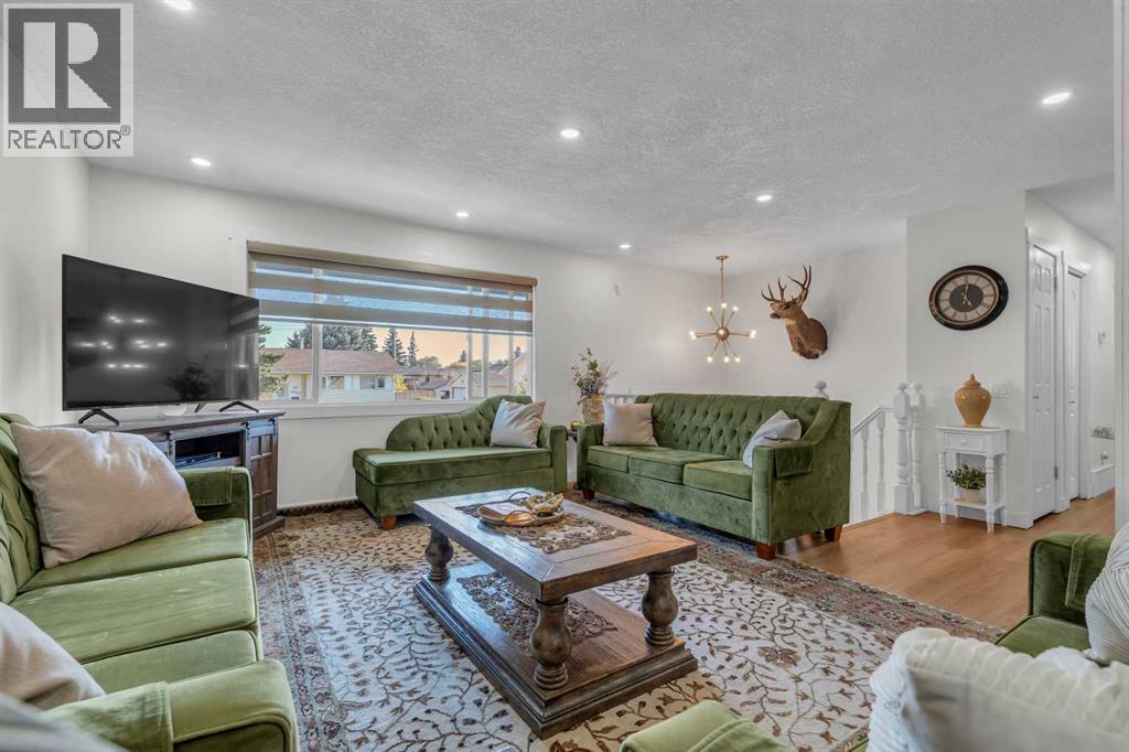Single Family House Bi-level for Sale in  Pinepoint Road NE Pineridge Calgary 