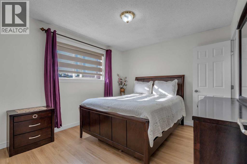 Single Family House Bi-level for Sale in  Pinepoint Road NE Pineridge Calgary 