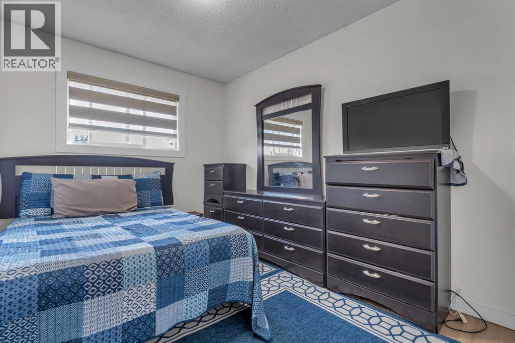 Single Family House Bi-level for Sale in  Pinepoint Road NE Pineridge Calgary 