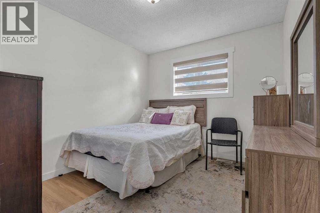 Single Family House Bi-level for Sale in  Pinepoint Road NE Pineridge Calgary 