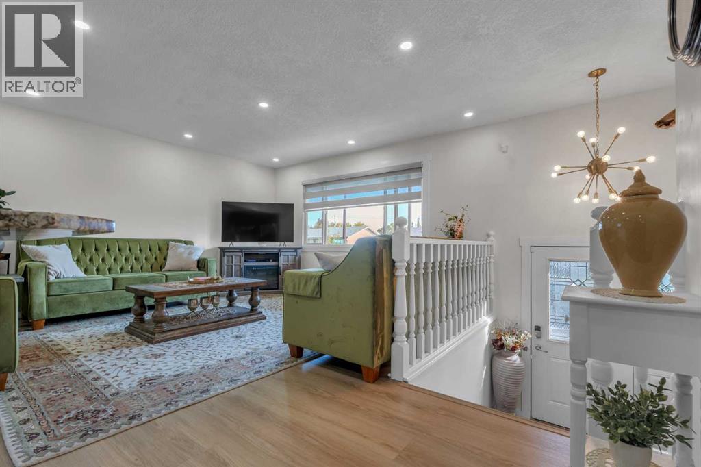 Single Family House Bi-level for Sale in  Pinepoint Road NE Pineridge Calgary 
