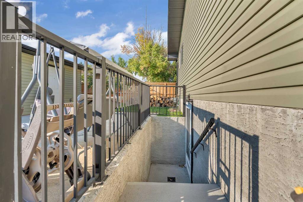 Single Family House Bi-level for Sale in  Pinepoint Road NE Pineridge Calgary 