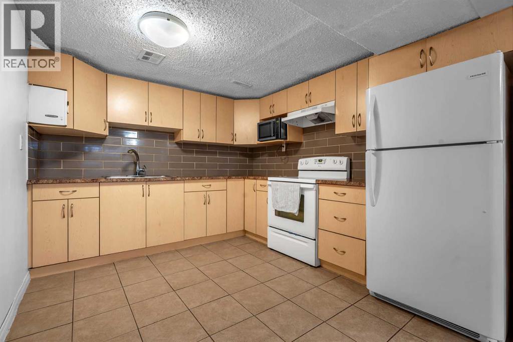 Single Family House Bi-level for Sale in  Pinepoint Road NE Pineridge Calgary 