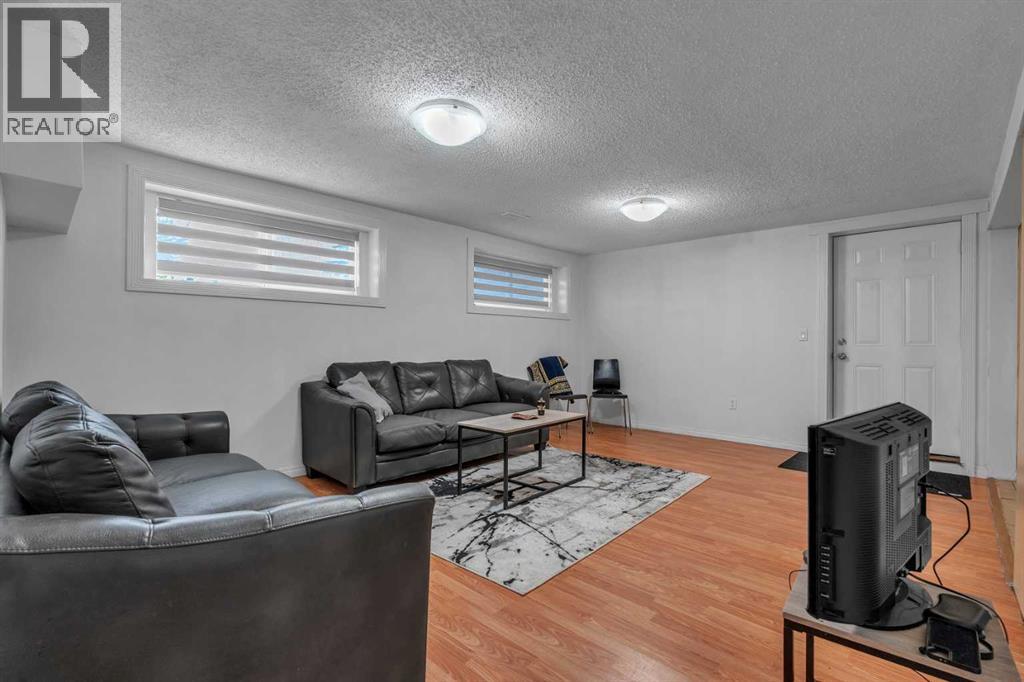 Single Family House Bi-level for Sale in  Pinepoint Road NE Pineridge Calgary 