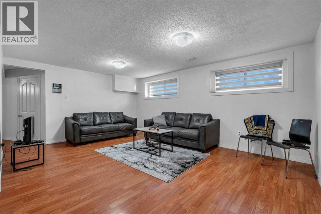 Single Family House Bi-level for Sale in  Pinepoint Road NE Pineridge Calgary 