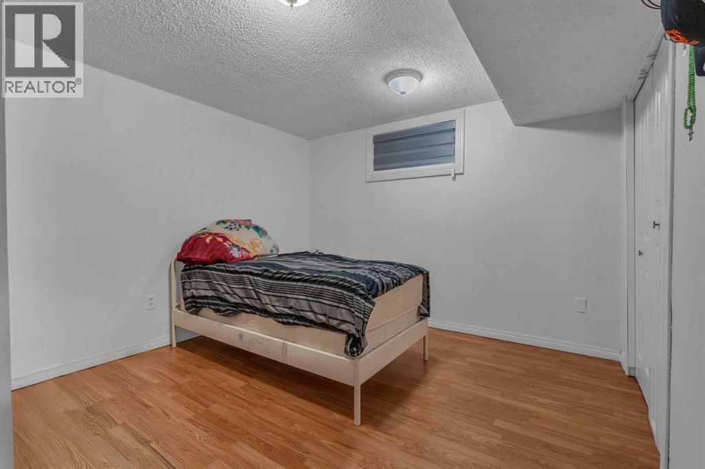 Single Family House Bi-level for Sale in  Pinepoint Road NE Pineridge Calgary 