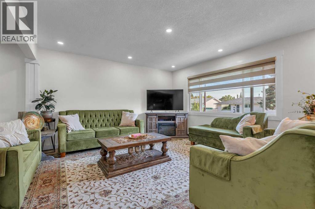 Single Family House Bi-level for Sale in  Pinepoint Road NE Pineridge Calgary 