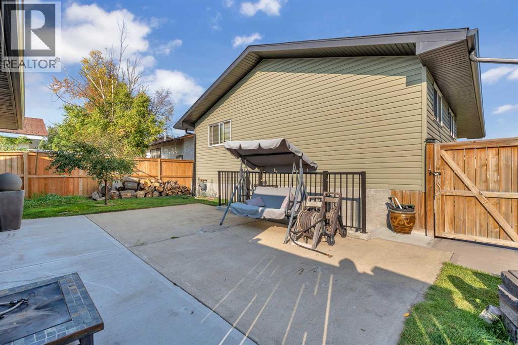 Single Family House Bi-level for Sale in  Pinepoint Road NE Pineridge Calgary 