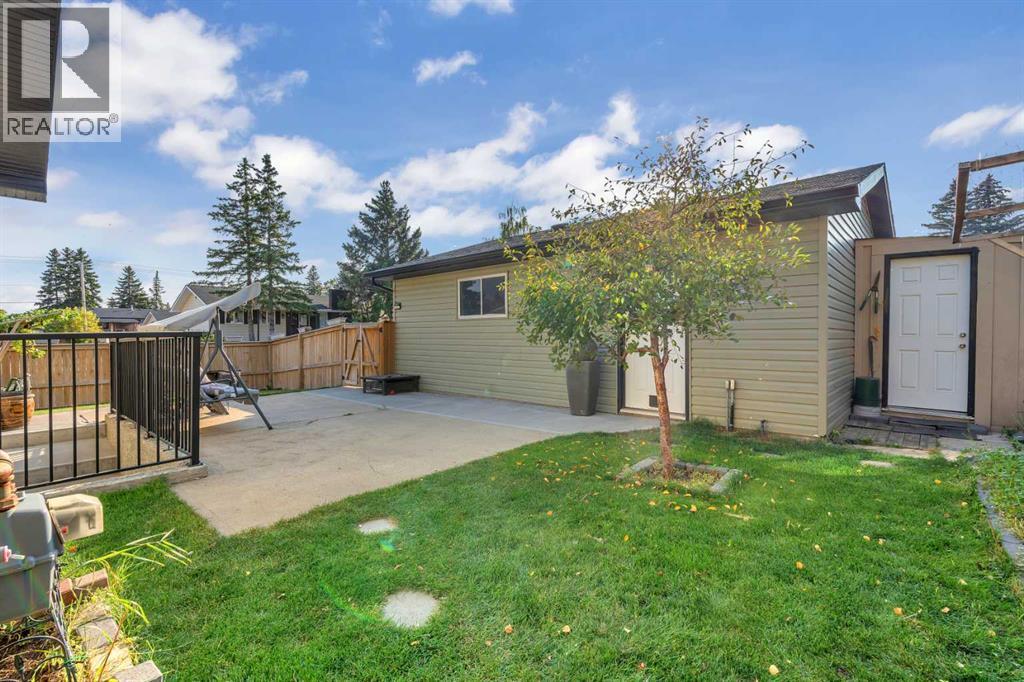 Single Family House Bi-level for Sale in  Pinepoint Road NE Pineridge Calgary 