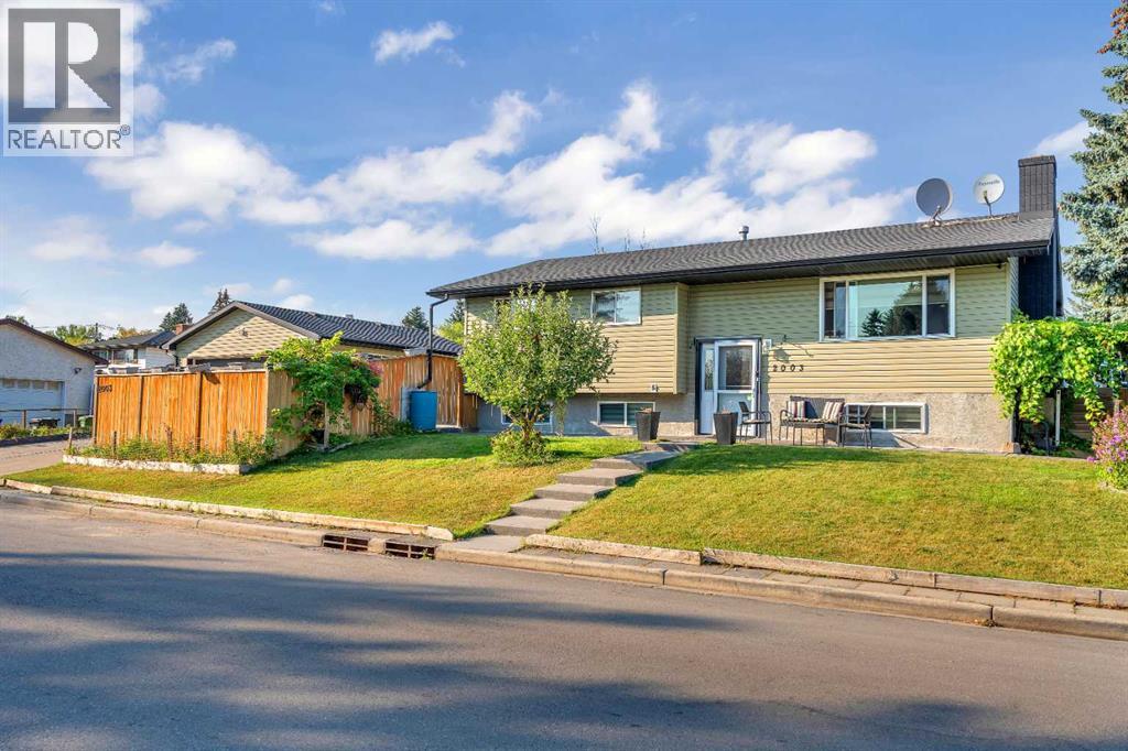 Single Family House Bi-level for Sale in  Pinepoint Road NE Pineridge Calgary 