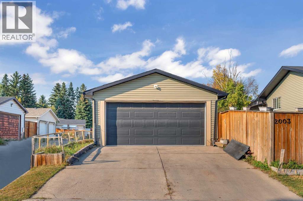 Single Family House Bi-level for Sale in  Pinepoint Road NE Pineridge Calgary 