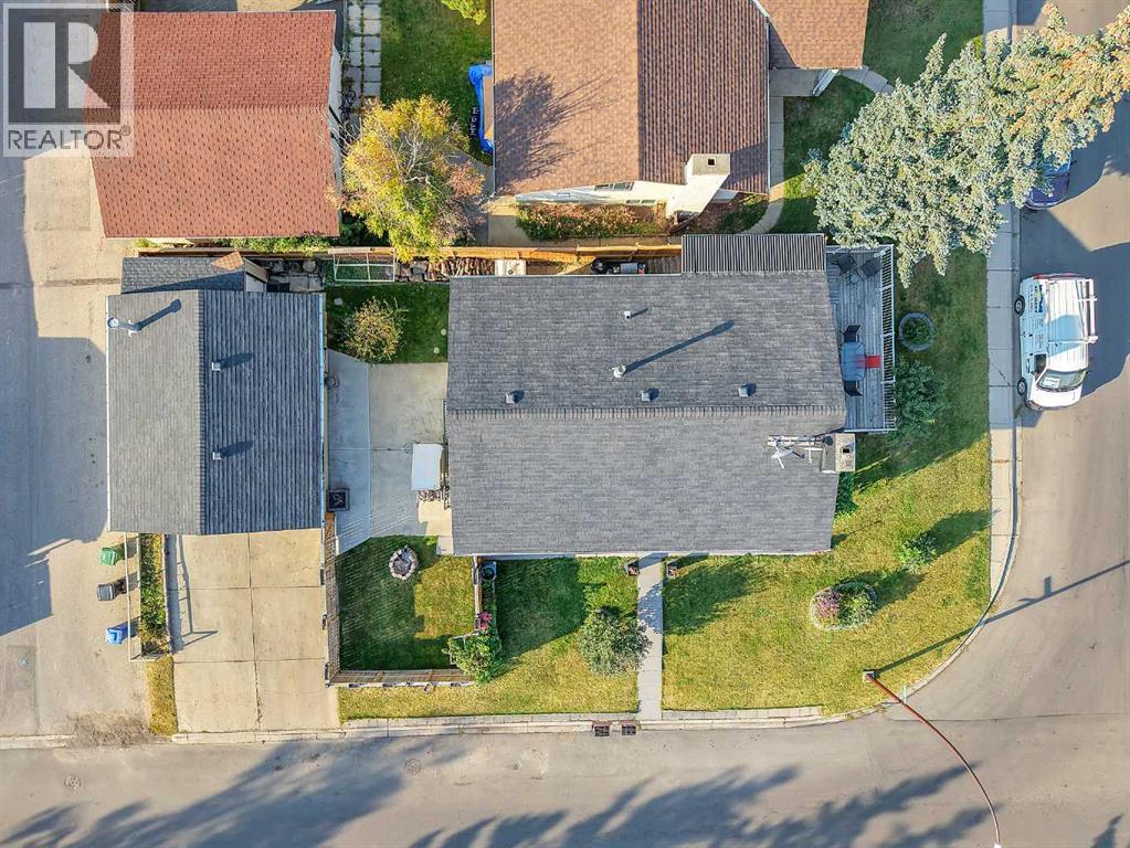 Single Family House Bi-level for Sale in  Pinepoint Road NE Pineridge Calgary 