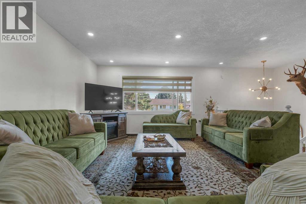 Single Family House Bi-level for Sale in  Pinepoint Road NE Pineridge Calgary 