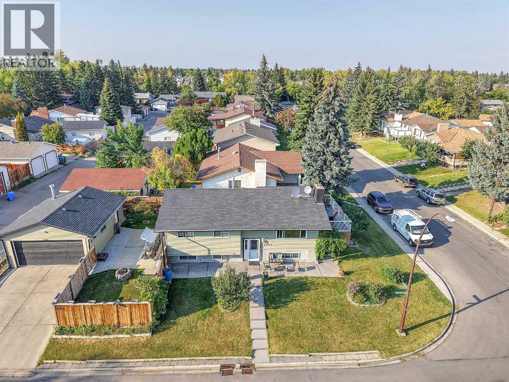 Single Family House Bi-level for Sale in  Pinepoint Road NE Pineridge Calgary 