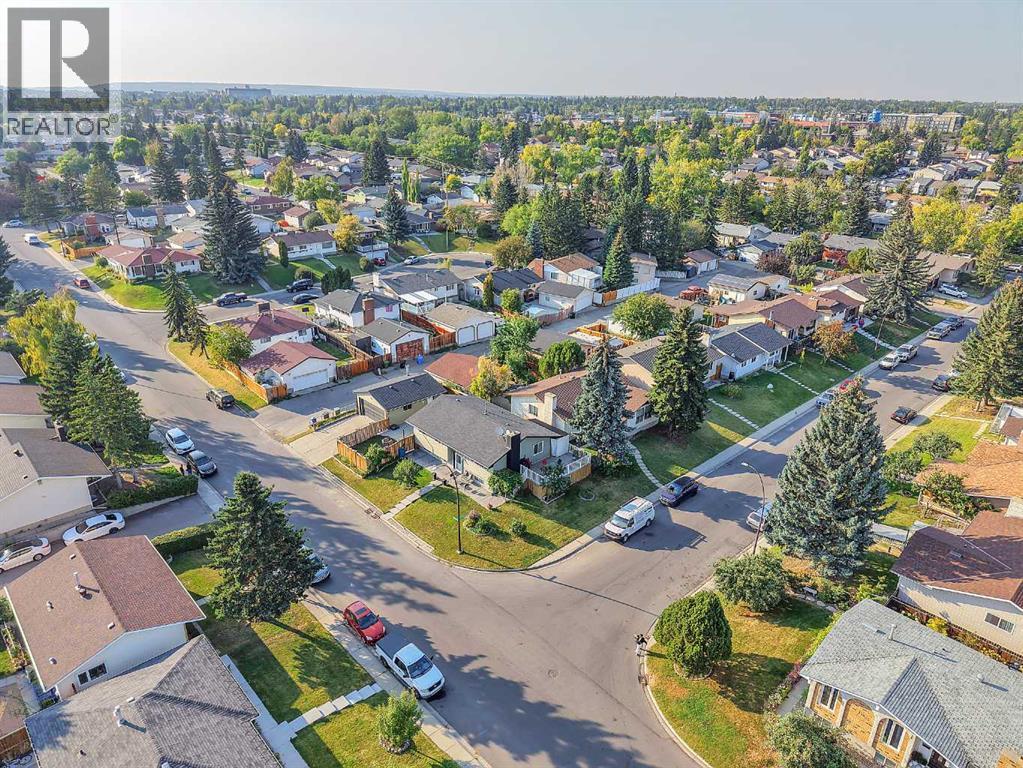 Single Family House Bi-level for Sale in  Pinepoint Road NE Pineridge Calgary 