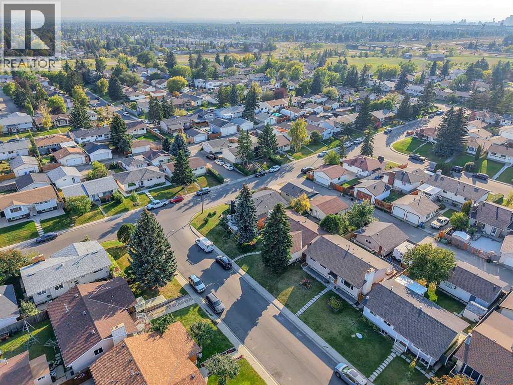 Single Family House Bi-level for Sale in  Pinepoint Road NE Pineridge Calgary 