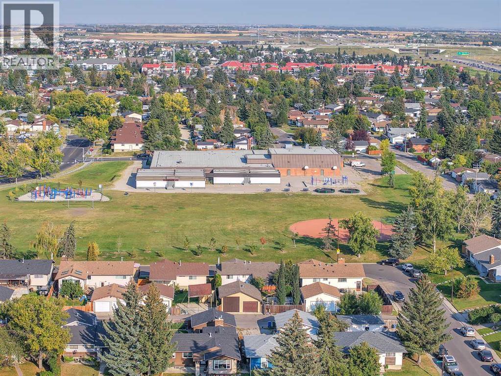 Single Family House Bi-level for Sale in  Pinepoint Road NE Pineridge Calgary 