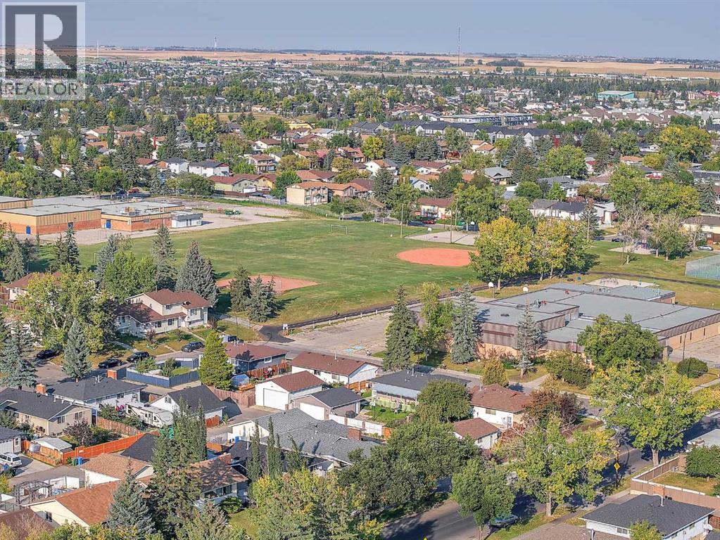 Single Family House Bi-level for Sale in  Pinepoint Road NE Pineridge Calgary 