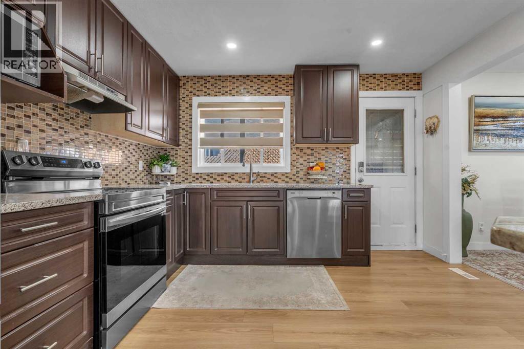 Single Family House Bi-level for Sale in  Pinepoint Road NE Pineridge Calgary 