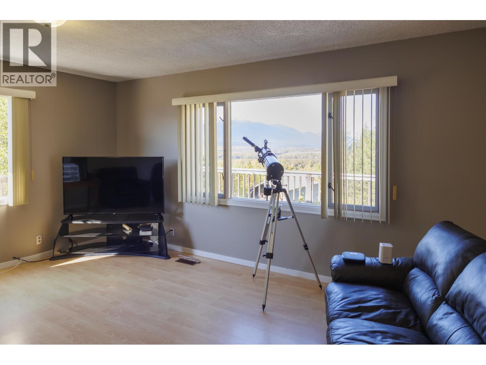 4706 MOUNTAIN VIEW ROAD, McBride