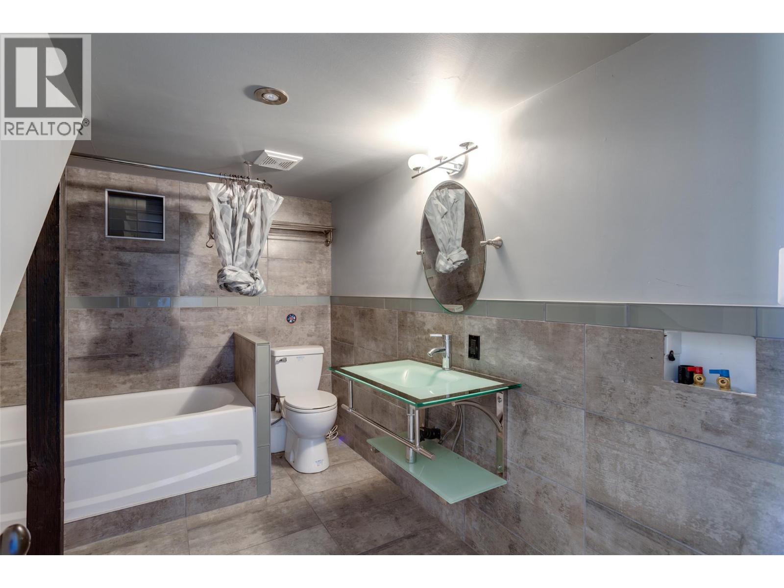  820 Firwood Road, Kelowna