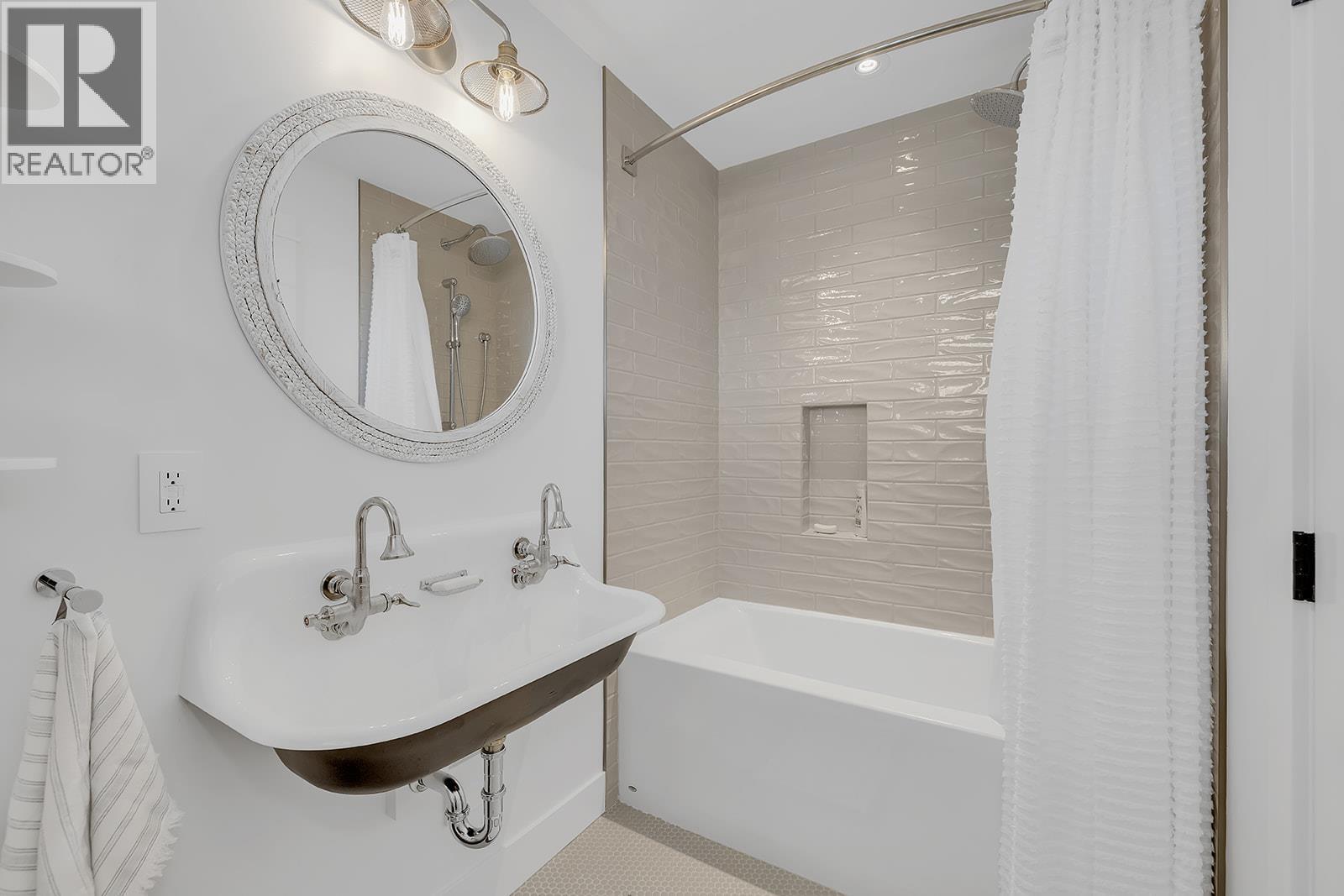  5670 Mountainside Court, Kelowna