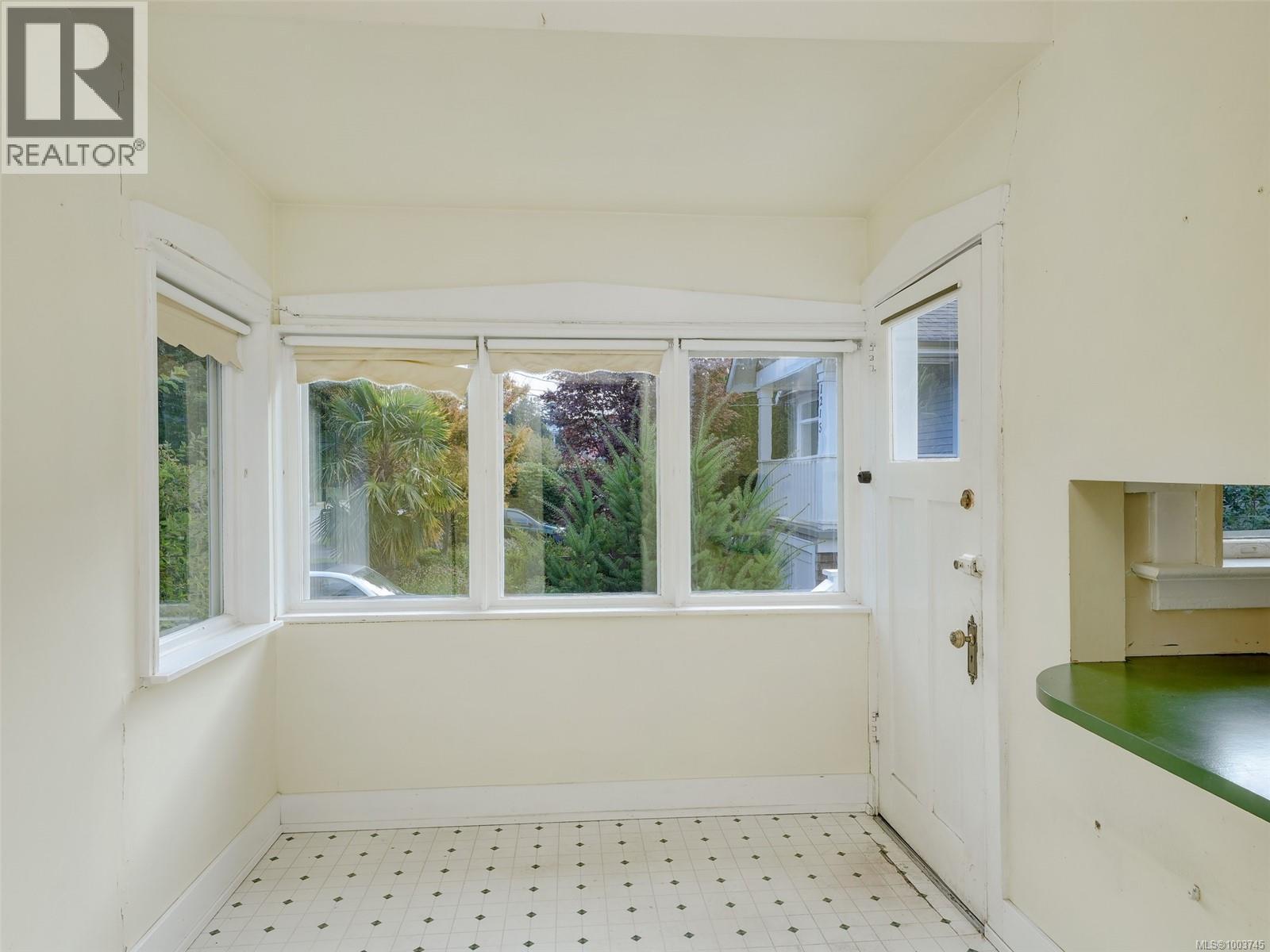 273 Linden Ave, Victoria