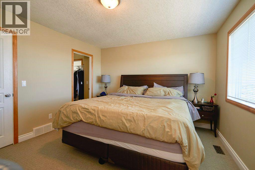 Single Family House 4 Level for Sale in  Cougar Ridge Mews SW Cougar Ridge Calgary 