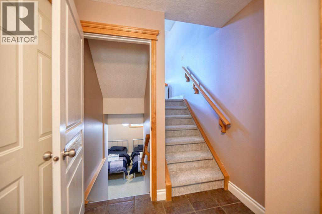 Single Family House 4 Level for Sale in  Cougar Ridge Mews SW Cougar Ridge Calgary 
