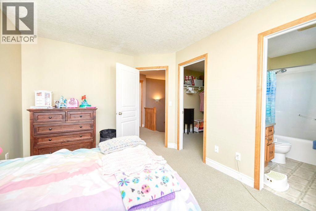Single Family House 4 Level for Sale in  Cougar Ridge Mews SW Cougar Ridge Calgary 