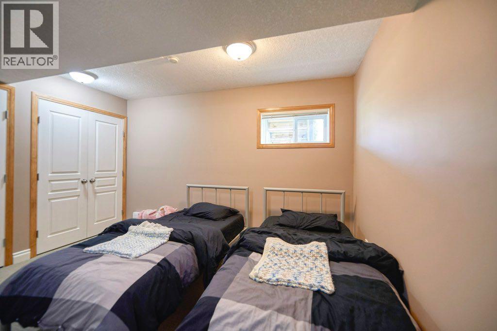 Single Family House 4 Level for Sale in  Cougar Ridge Mews SW Cougar Ridge Calgary 