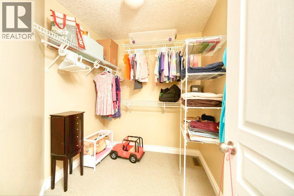 Single Family House 4 Level for Sale in  Cougar Ridge Mews SW Cougar Ridge Calgary 