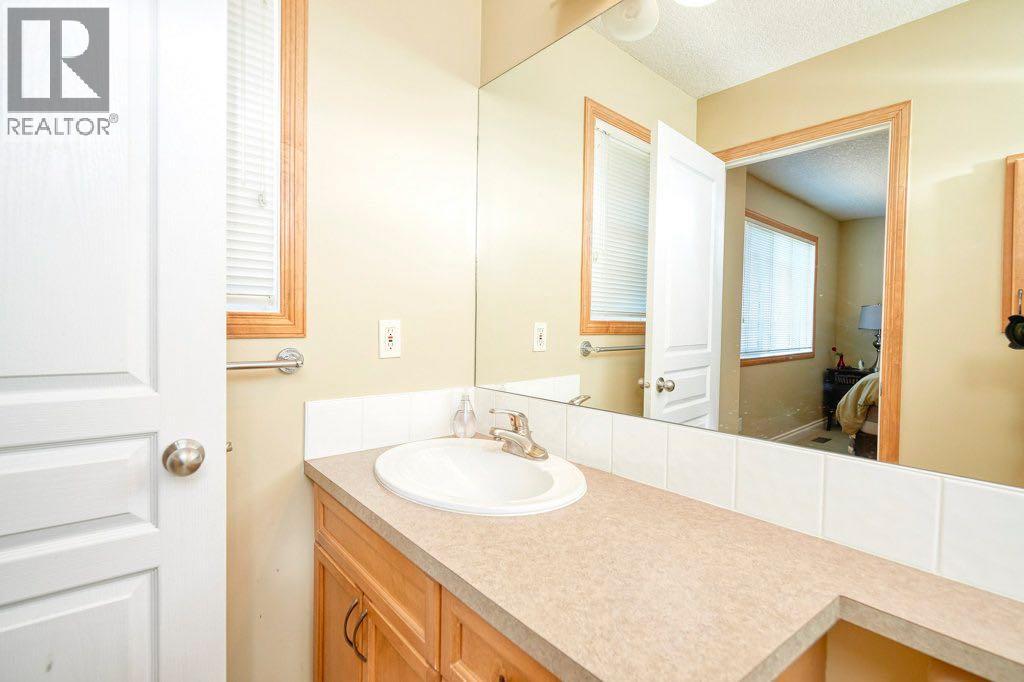 Single Family House 4 Level for Sale in  Cougar Ridge Mews SW Cougar Ridge Calgary 