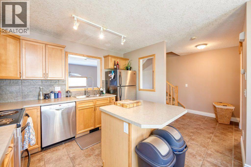 Single Family House 4 Level for Sale in  Cougar Ridge Mews SW Cougar Ridge Calgary 