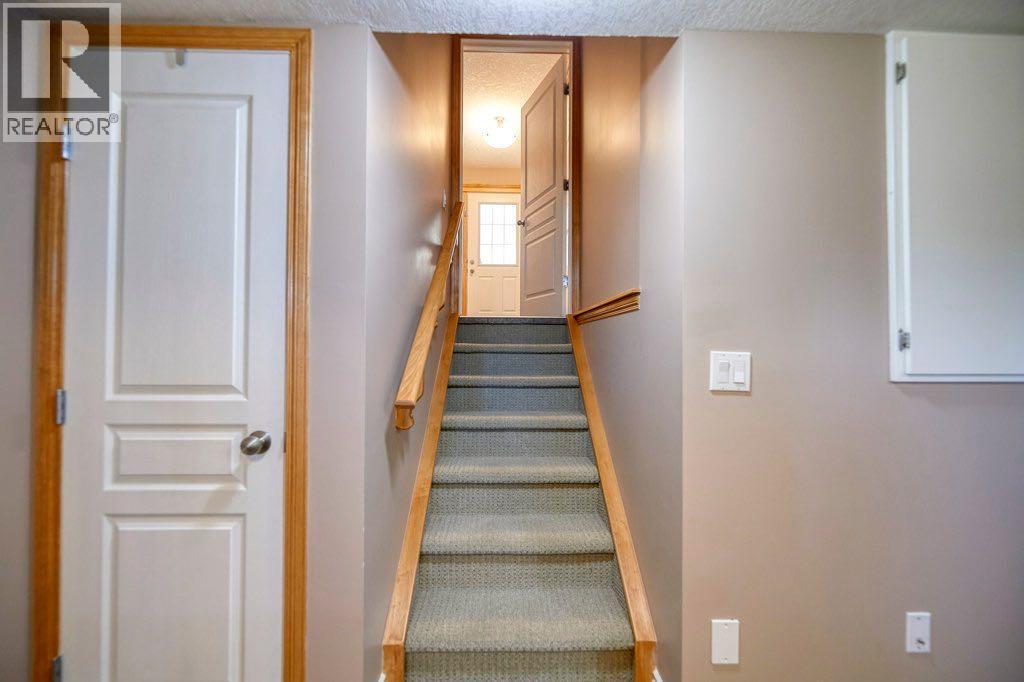 Single Family House 4 Level for Sale in  Cougar Ridge Mews SW Cougar Ridge Calgary 