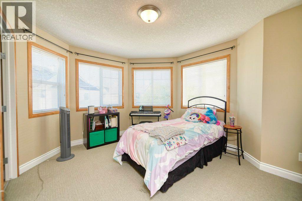 Single Family House 4 Level for Sale in  Cougar Ridge Mews SW Cougar Ridge Calgary 