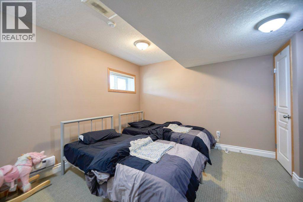 Single Family House 4 Level for Sale in  Cougar Ridge Mews SW Cougar Ridge Calgary 