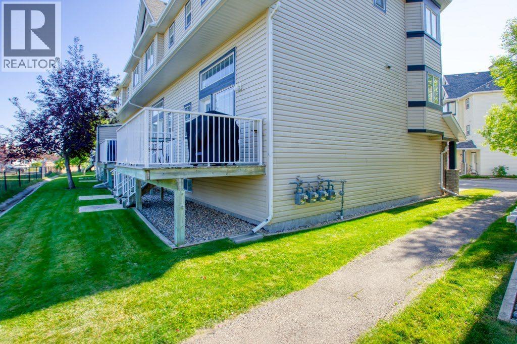 Single Family House 4 Level for Sale in  Cougar Ridge Mews SW Cougar Ridge Calgary 