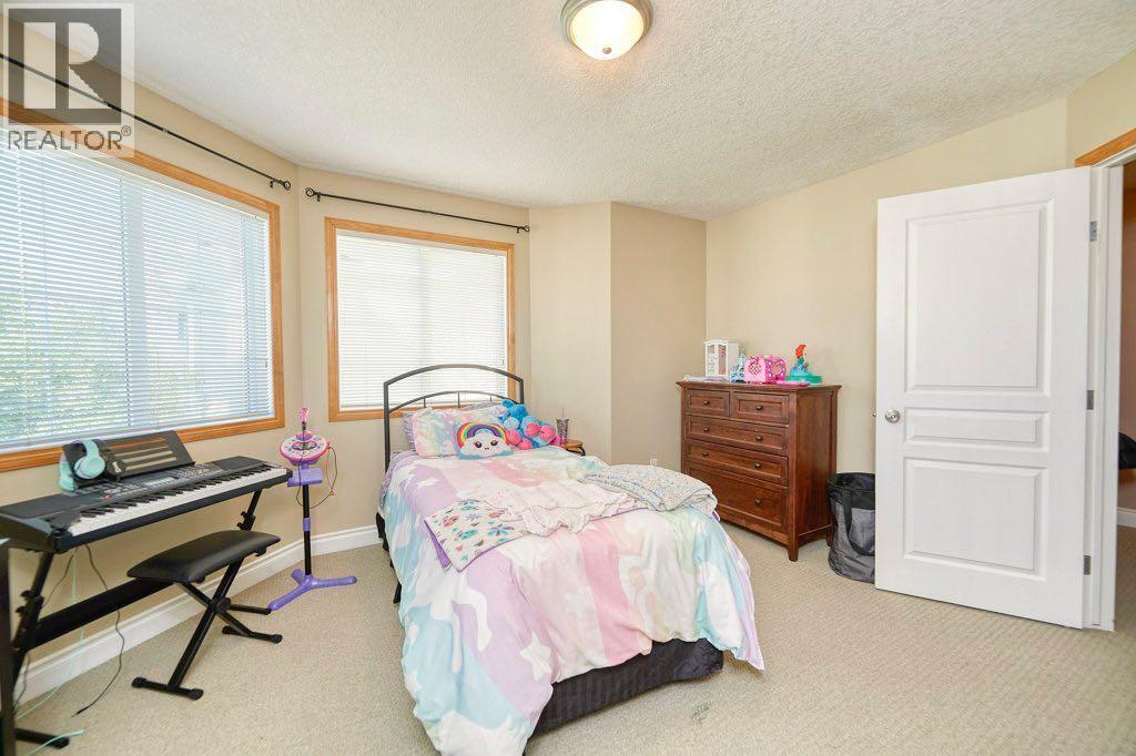 Single Family House 4 Level for Sale in  Cougar Ridge Mews SW Cougar Ridge Calgary 