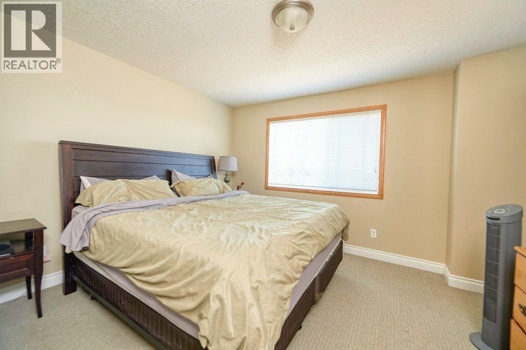 Single Family House 4 Level for Sale in  Cougar Ridge Mews SW Cougar Ridge Calgary 