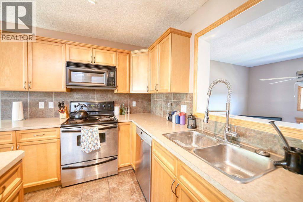 Single Family House 4 Level for Sale in  Cougar Ridge Mews SW Cougar Ridge Calgary 