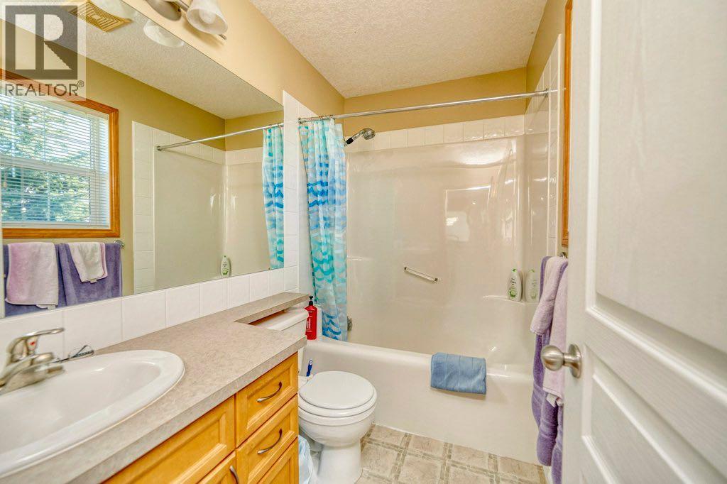 Single Family House 4 Level for Sale in  Cougar Ridge Mews SW Cougar Ridge Calgary 