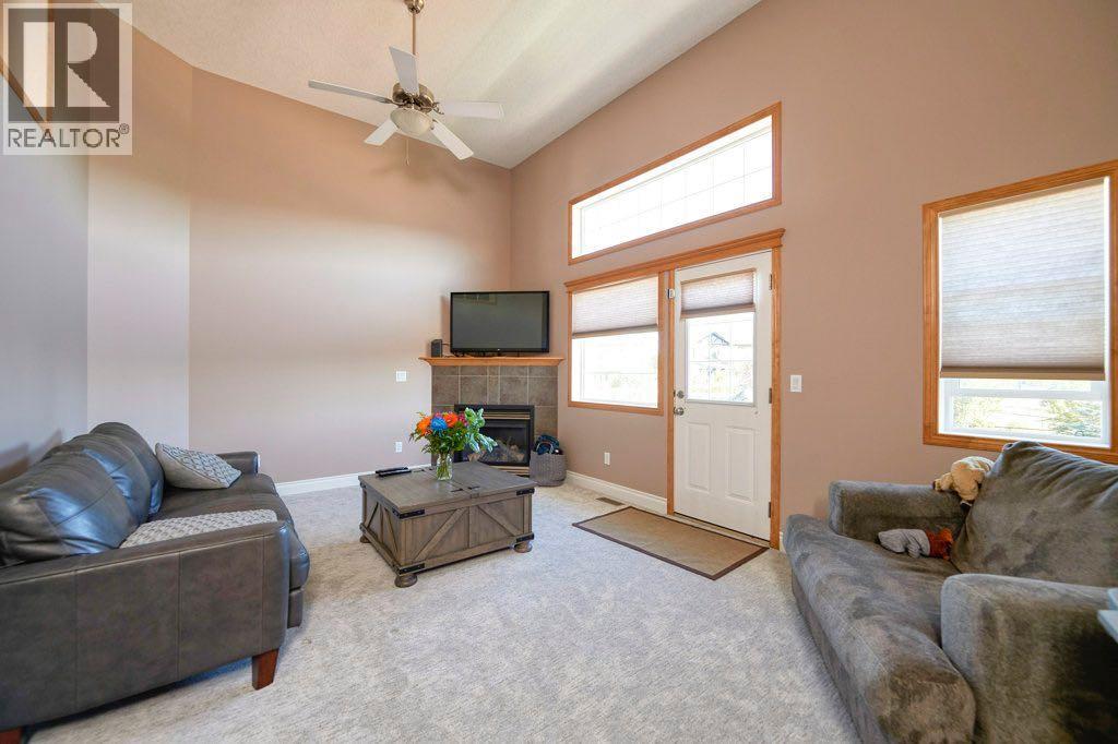 Single Family House 4 Level for Sale in  Cougar Ridge Mews SW Cougar Ridge Calgary 